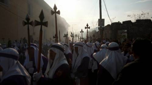 Video del esc&aacute;ndalo entre cucuruchos, polic&iacute;as y un cuidacarros