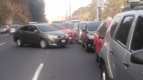 Multan a conductores por "colarse" en carril reversible