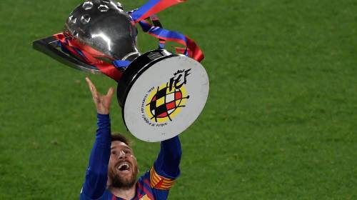 Messi levanta su primera copa como capit&aacute;n del Barcelona