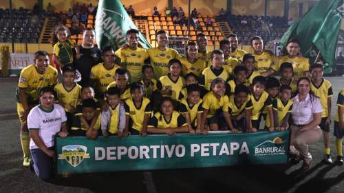 Portero de Petapa se va a los golpes con aficionado en las gradas