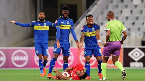 Futbolista patea a un rival por impedirle ejecutar un tiro libre