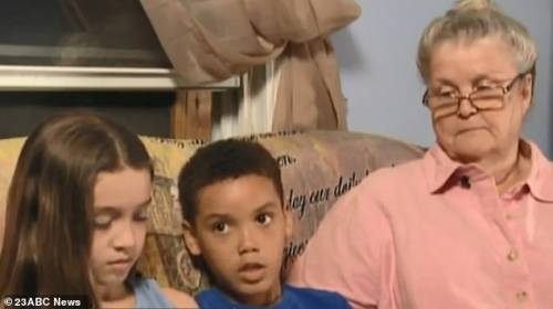 Hermanos de 10 y 8 años saltan de carro en movimiento 