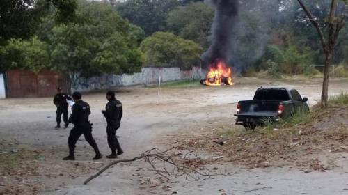 Carro bomba explota cuando agentes revisaban escena de crimen