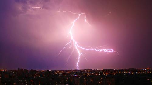 Un potente rayo impacta en la pista de un aeropuerto 