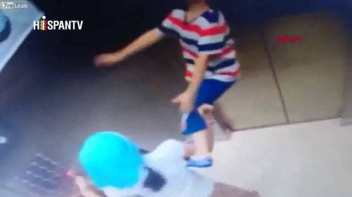 Impactante video: salvan a su hermano de ahorcarse en ascensor