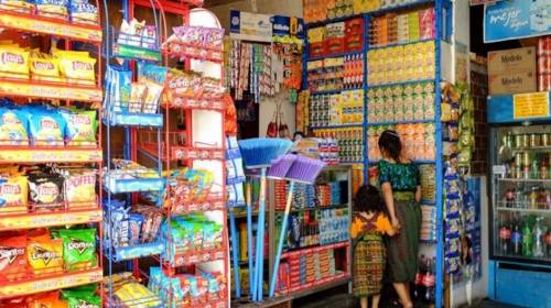 Graban a dos hombres armados mientras asaltan una tienda