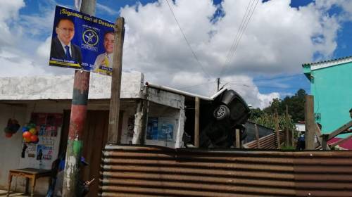 Carro vuela y destroza una vivienda en la Interamericana 