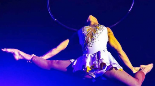 Dramático: joven acróbata cae al vacío en plena actuación 