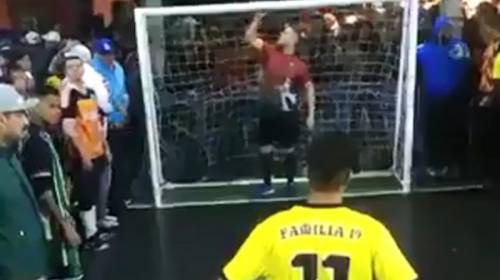 Pistola y empujones: el penal con más presión se cobra en Brasil