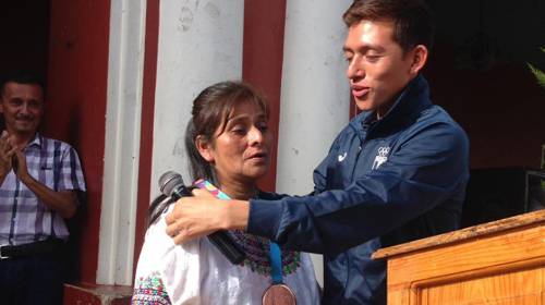 Jos&eacute; Barrondo volvi&oacute; a su casa y le entreg&oacute; la medalla a su mam&aacute;