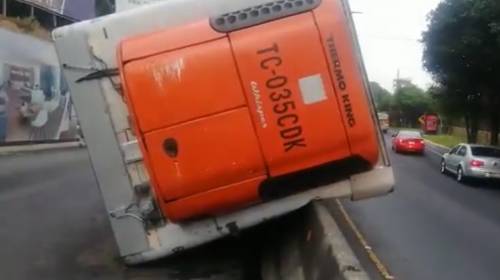 Cami&oacute;n vuelca en la ruta a El Salvador y complica el tr&aacute;nsito