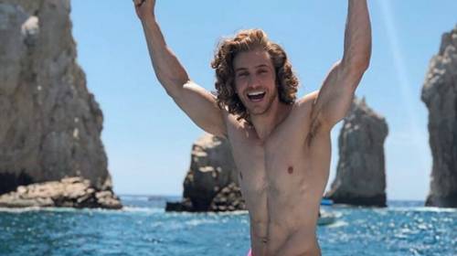 El actor Eugenio Siller posa sexy bajo el sol de Grecia 