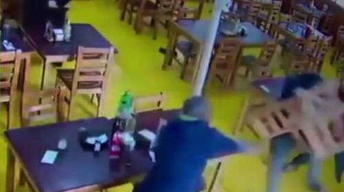&iexcl;Con las sillas! Empleados de restaurante ahuyentan a ladrones
