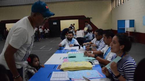 ¿Es cierto que no debes votar vestido de blanco? Falso