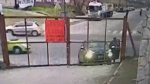 Hombre se baja, abre el portón y en segundos le roban su carro