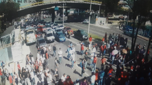 Salubristas bloquean el Periférico y complican el tránsito 