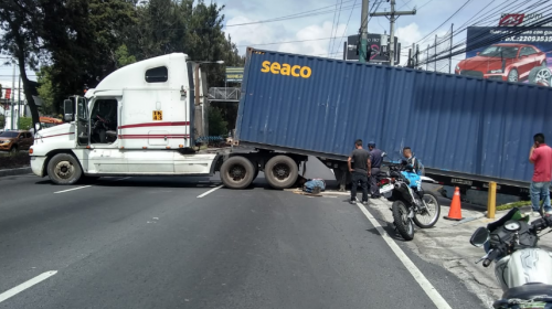 Cabezal se queda atascado y cierra el paso en calzada Roosevelt