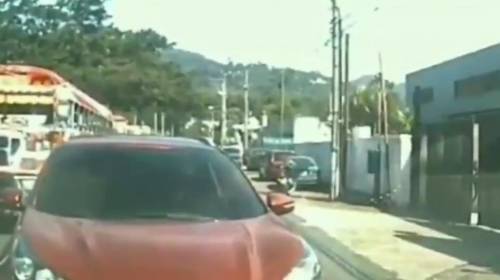 Rebasó contra la vía en Mixco y conductor lo obligó a retroceder