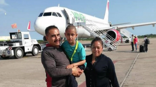 Ni&ntilde;o con c&aacute;ncer fue nombrado capit&aacute;n de vuelo en su primer viaje 
