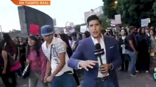 Agreden a reportero en plena transmisión en vivo durante marcha