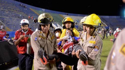 Caos y terror: Escenas de los disturbios en estadio hondureño