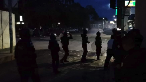 Jalapa: reos se amotinan y trepan al techo de edificio municipal