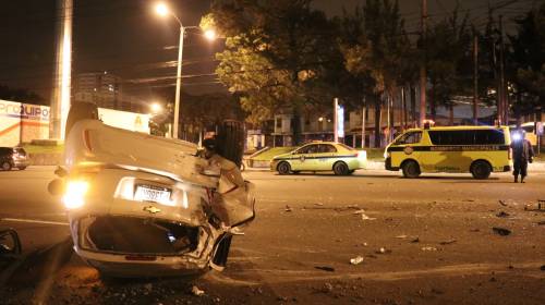 Carro y camión chocaron de frente en el Anillo Periférico