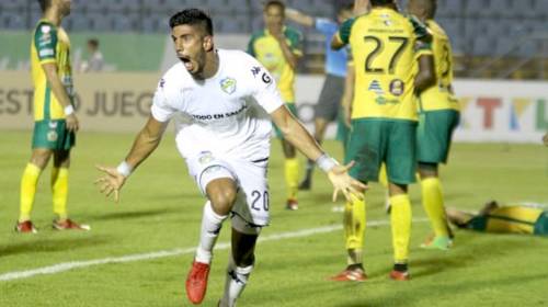 ¡La locura de Gordillo! El defensa le da el triunfo a Comunicaciones