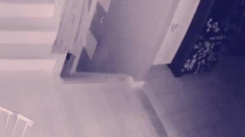 Familia capta momento en que fantasma de un ni&ntilde;o juega en su casa