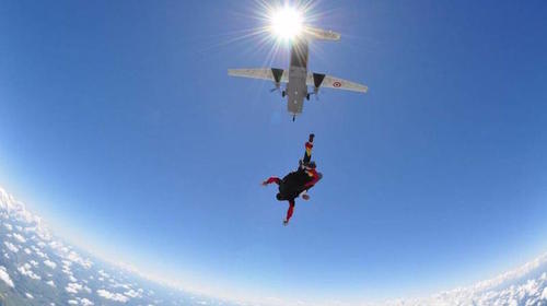 Paraca&iacute;das no se abre y hombre lucha desesperadamente por su vida