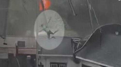 Una r&aacute;faga de viento eleva a un hombre a m&aacute;s de seis metros 