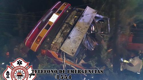 Cami&oacute;n cae a barranco en Ruta Interamericana y deja saldo mortal