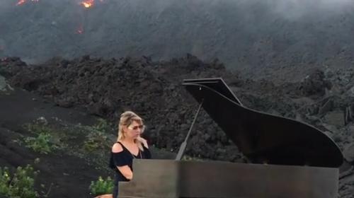 La misteriosa pianista y su recital en el volcán de Pacaya 
