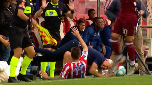 ¡El blooper del año! Jugador embiste a su propio entrenador