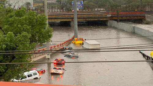 Fuertes lluvias dejan varios carros bajo el agua en M&eacute;xico 