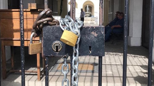 AEU libera Musac y el Paraninfo, pero...