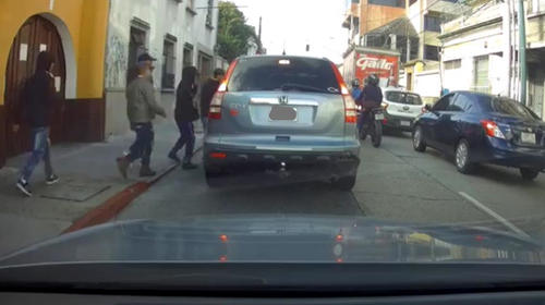 ¡Asalto en grupo! En segundos rodean un auto en la zona 1
