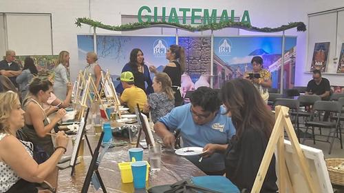 Pintores guatemaltecos ense&ntilde;an su t&eacute;cnica en Los &Aacute;ngeles