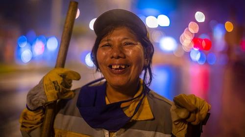 Conmovedora historia de madre que barre las calles