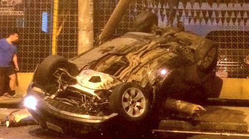 Carro pierde el control y vuelca aparatosamente en la zona 11