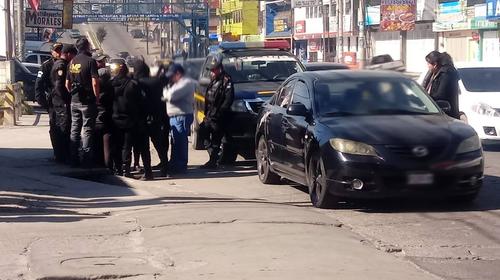 Automovilista se encierra por horas para evitar revisión de PNC