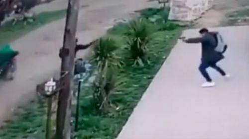 Video: Polic&iacute;a vestido de civil se defiende de ser asaltado