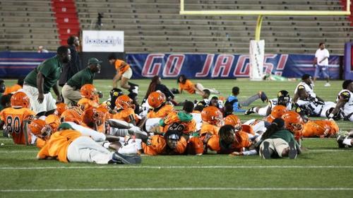Tiroteo siembra el terror en estadio de f&uacute;tbol americano