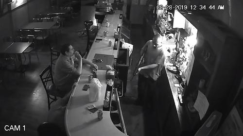 Hombre fuma tranquilo en pleno robo armado