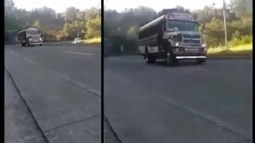 Bus se balancea a punto de volcar por alta velocidad en una curva