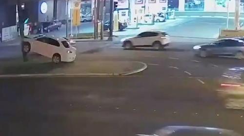 Veh&iacute;culo se sube al arriate, pega con un sem&aacute;foro y lo derriba