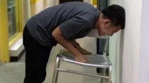 "Reto de la silla", el reto viral que los hombres no superan