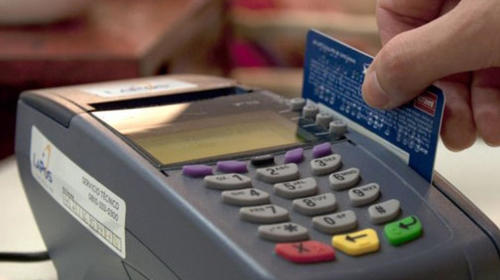 La nueva iniciativa para regular cobros de tarjetas de crédito
