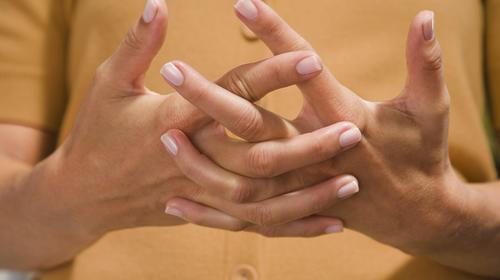 &iquest;Te truenas los dedos? Por esta raz&oacute;n NO debes hacerlo