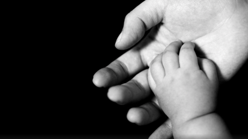 El juicio contra los padres del beb&eacute; que muri&oacute; por dieta vegana